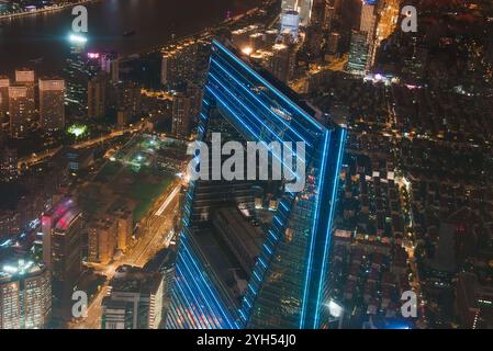 Vista aerea notturna di Shanghai con il World Financial Center di Shanghai Foto Stock