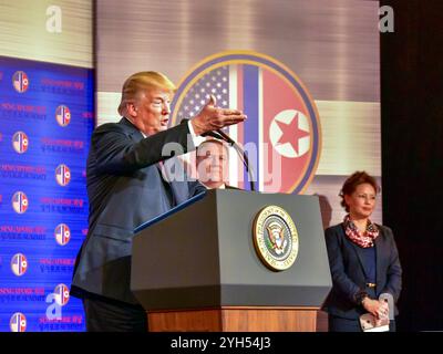 Singapore, Singapore. 11 giugno 2018. Il presidente degli Stati Uniti Donald Trump fa osservazioni al personale dell'ambasciata e alle loro famiglie presso l'ambasciata degli Stati Uniti a Singapore, 11 giugno 2018. Credito: Ambasciata DEGLI STATI UNITI/Dipartimento di Stato degli Stati Uniti foto/Alamy Live News Foto Stock