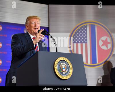 Singapore, Singapore. 11 giugno 2018. Il presidente degli Stati Uniti Donald Trump fa osservazioni al personale dell'ambasciata e alle loro famiglie presso l'ambasciata degli Stati Uniti a Singapore, 11 giugno 2018. Credito: Ambasciata DEGLI STATI UNITI/Dipartimento di Stato degli Stati Uniti foto/Alamy Live News Foto Stock