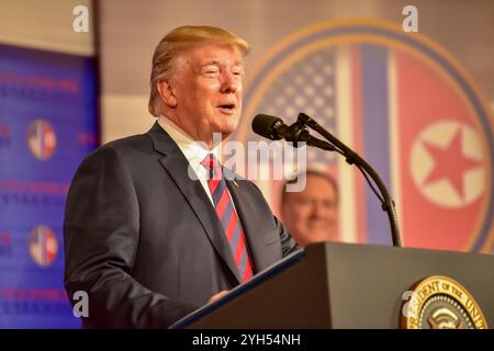 Singapore, Singapore. 11 giugno 2018. Il presidente degli Stati Uniti Donald Trump fa osservazioni al personale dell'ambasciata e alle loro famiglie presso l'ambasciata degli Stati Uniti a Singapore, 11 giugno 2018. Credito: Ambasciata DEGLI STATI UNITI/Dipartimento di Stato degli Stati Uniti foto/Alamy Live News Foto Stock