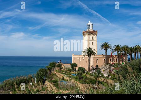 Persone che visitano il faro di Cap Spartel vicino alla città di Tangeri, Marocco. Foto Stock