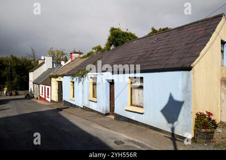 fila di vecchi cottage in pietra, tra cui la casa dei dying mans, utilizzata come location per le riprese del film the quiet man cong, contea di mayo, repubblica d'irlanda Foto Stock