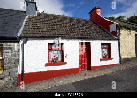 fila di vecchi cottage in pietra, tra cui la casa dei dying mans, utilizzata come location per le riprese del film the quiet man cong, contea di mayo, repubblica d'irlanda Foto Stock