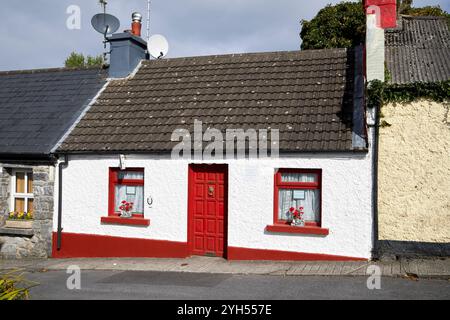 fila di vecchi cottage in pietra, tra cui la casa dei dying mans, utilizzata come location per le riprese del film the quiet man cong, contea di mayo, repubblica d'irlanda Foto Stock