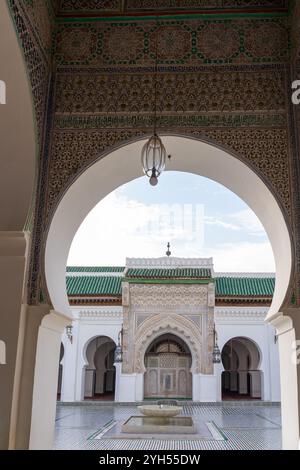 Il cortile interno e l'edificio dell'Università di al-Qarawiyyin sono visibili attraverso una porta ad arco a FES, Marocco, africa. Al-Qarawiyyin è l'antico Foto Stock