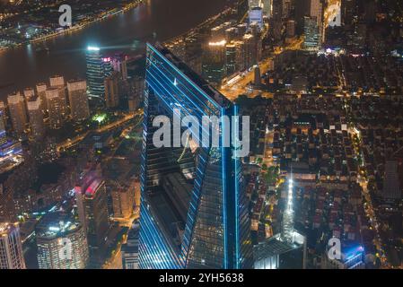 Veduta aerea di Shanghai di notte con il Centro finanziario Mondiale di Shanghai Foto Stock
