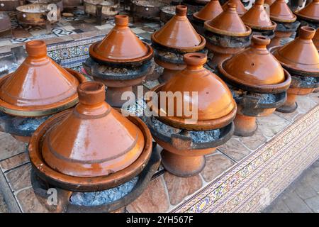 Tajine marocchine in ceramica cucinate su carboni caldi in un ristorante in Marocco. Foto Stock