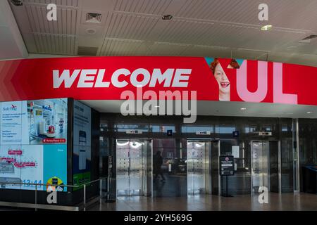 Il cartello di benvenuto YUL si trova all'aeroporto internazionale di Montreal-Trudeau a Dorval, QC, Canada. Foto Stock