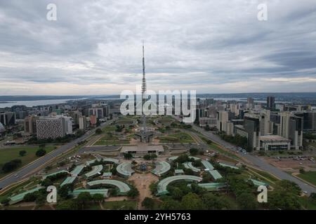 BRASILIA, BRASILE - 9 novembre 2024: Veduta aerea dell'asse Monumentale di Brasilia, Brasile. Foto di alta qualità Foto Stock