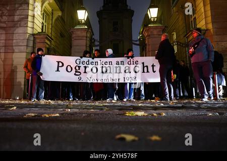 Berlino, Germania. 9 novembre 2024. La gente partecipa ad una marcia in commemorazione del 65° anniversario della notte del vetro rotto (Kristallnacht) a Berlino, Germania, il 9 novembre 2024. Il pogrom di novembre fu un pogrom contro gli ebrei condotto dalle forze paramilitari del partito nazista e dai civili tedeschi in tutta la Germania nazista il 9''"10 novembre 1938. (Credit Image: © Beata Zawrzel/ZUMA Press Wire) SOLO PER USO EDITORIALE! Non per USO commerciale! Foto Stock