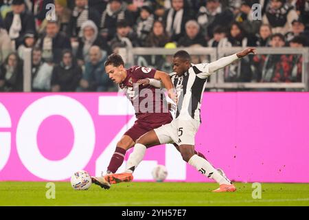 Torino, Italia. 9 novembre 2024. Samuele Ricci del Torino combatte per il pallone con Pierre Kalulu della Juventus durante la partita di calcio di serie A tra Juventus e Torino FC allo Stadio Juventus di Torino - 9 novembre 2024. Sport - calcio ESCLUSIVO TORINO FC (foto di Fabio Ferrari/LaPresse) credito: LaPresse/Alamy Live News Foto Stock