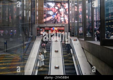 Ingresso della stazione della metropolitana di Tottenham Court Road in Charing Cross Road a St Giles Circus, Londra, Regno Unito. Foto Stock