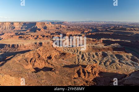 Vista panoramica sui canyon formati dal fiume Colorado dal Dead Horse Point State Park nello Utah meridionale Foto Stock