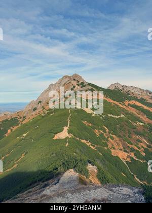 Monte Giewont con una croce sulla sua sommità, i Monti Tatra, Polonia, un simbolo e venerato di montagna Foto Stock