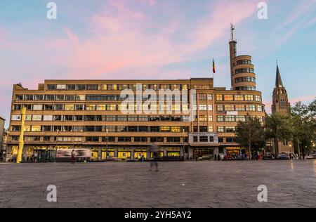 Ixelles, Bruxelles - Belgio - 10 09 2018: Place Flagey a tarda notte in estate Foto Stock