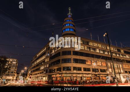 Ixelles, Bruxelles - Belgio - 10 09 2018: Place Flagey a tarda notte in estate Foto Stock