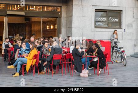 Ixelles, Bruxelles / Belgio - 10 09 2018: Giovani che bevono un drink su una terrazza soleggiata in una serata di fine estate alla Regina belga, Flagey Foto Stock