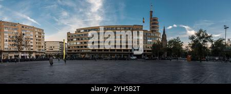 Ixelles, Bruxelles - Belgio - 10 09 2018: Giovani che si divertono in una serata di fine estate intorno a Flagey Foto Stock