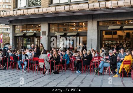 Ixelles, Bruxelles / Belgio - 10 09 2018: Giovani che bevono un drink su una terrazza soleggiata in una serata di fine estate alla Regina belga, Flagey Foto Stock