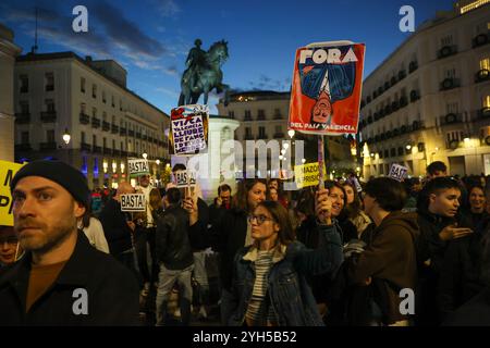 Madrid, Spagna. 10 novembre 2024. Decine di persone si sono riunite a Puerta del Sol a Madrid per partecipare alle manifestazioni che sono state convocate in Spagna per questo 9 novembre per chiedere le dimissioni del presidente della Generalitat Valenciana, Carlos Mazón, accusato di cattiva gestione durante la DANA che ha colpito la regione il 29 ottobre e che ad oggi ha causato la morte di oltre 200 persone. Crediti: D. Canales Carvajal/Alamy Live News Foto Stock