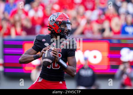 Raleigh, North Carolina, Stati Uniti. 9 novembre 2024. Il quarterback dei North Carolina State Wolfpack CJ Bailey (16) lancia contro i Duke Blue Devils durante il primo tempo della partita di football NCAA al Carter-Finley Stadium di Raleigh, NC. (Scott Kinser/CSM). Crediti: csm/Alamy Live News Foto Stock