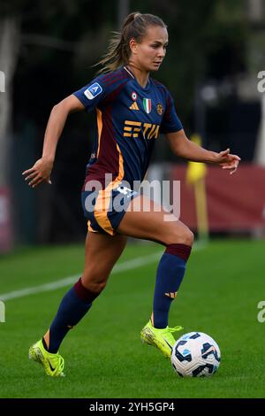 Frederikke Thogersen dell'AS Roma durante la partita di calcio femminile di serie A 2024/2025 tra AS Roma e ACF Fiorentina allo stadio tre Fontane di Roma (Italia), 9 novembre 2024. Foto Stock