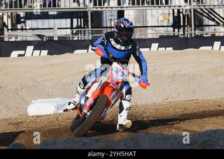 Milano, la Champions Charity Race durante l'edizione EICMA per i 110 anni del Salone del ciclo e della Moto a Rho Fiera Milano. Nella foto: Casey Stoner Foto Stock