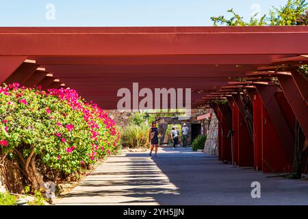 Vista esterna; turisti che visitano Taliesin West di Frank Lloyd Wright; Scottsdale; Arizona; USA Foto Stock