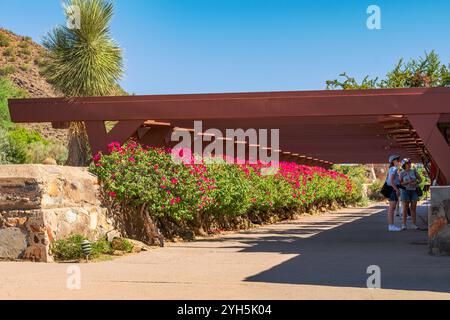 Vista esterna; turisti che visitano Taliesin West di Frank Lloyd Wright; Scottsdale; Arizona; USA Foto Stock