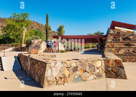 Vista esterna dei turisti che visitano Taliesin West di Frank Lloyd Wright; Scottsdale; Arizona; USA Foto Stock