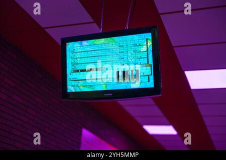 Tabellone segnapunti del bowling visualizzato sullo schermo con i nomi e i punteggi dei giocatori in una vivace pista da bowling illuminata al neon. Svezia. Foto Stock