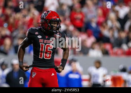 Raleigh, North Carolina, Stati Uniti. 9 novembre 2024. Il quarterback dei North Carolina State Wolfpack CJ Bailey (16) durante il secondo tempo contro i Duke Blue Devils nella partita di football NCAA al Carter-Finley Stadium di Raleigh, NC. (Scott Kinser/CSM). Crediti: csm/Alamy Live News Foto Stock