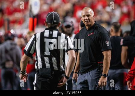 Raleigh, North Carolina, Stati Uniti. 9 novembre 2024. Il capo-allenatore dei North Carolina State Wolfpack Dave Doeren reagisce durante il secondo tempo contro i Duke Blue Devils nella partita di football NCAA al Carter-Finley Stadium di Raleigh, NC. (Scott Kinser/CSM). Crediti: csm/Alamy Live News Foto Stock