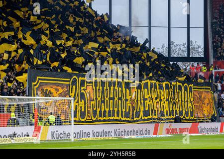 Mainz, Germania. 9 novembre 2024. Mainz, Germania, 09 novembre 2024: Tifosi del Borussia Dortmund prima della partita di calcio 1.Bundesliga tra 1.FSV Mainz 05 e Borussia Dortmund alla MEWA Arena di Mainz, Germania Philipp Kresnik (Philipp Kresnik/SPP) crediti: SPP Sport Press Photo. /Alamy Live News Foto Stock