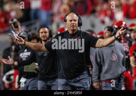 Raleigh, North Carolina, Stati Uniti. 9 novembre 2024. Il capo-allenatore dei North Carolina State Wolfpack Dave Doeren reagisce durante il secondo tempo contro i Duke Blue Devils nella partita di football NCAA al Carter-Finley Stadium di Raleigh, NC. (Scott Kinser/CSM). Crediti: csm/Alamy Live News Foto Stock