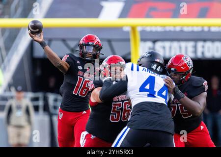 Raleigh, North Carolina, Stati Uniti. 9 novembre 2024. Il quarterback dei North Carolina State Wolfpack CJ Bailey (16) lancia contro i Duke Blue Devils durante il primo tempo della partita di football NCAA al Carter-Finley Stadium di Raleigh, NC. (Scott Kinser/CSM). Crediti: csm/Alamy Live News Foto Stock