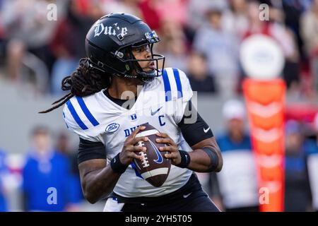 Raleigh, North Carolina, Stati Uniti. 9 novembre 2024. Il quarterback dei Duke Blue Devils Maalik Murphy (6) sconfisse i North Carolina State Wolfpack durante la prima metà della partita di football NCAA al Carter-Finley Stadium di Raleigh, NC. (Scott Kinser/CSM). Crediti: csm/Alamy Live News Foto Stock