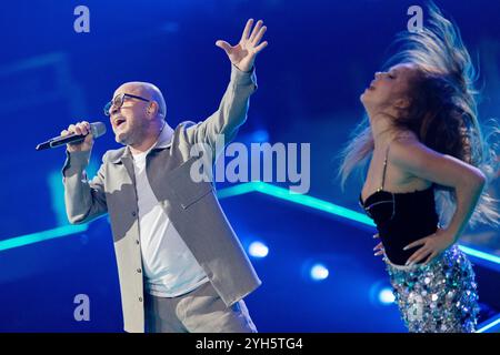 Colonia, Germania. 9 novembre 2024. Nissim Mizrahi è sul palco nella finale del casting RTL 'Deutschland sucht den Superstar' al Coloneum. Crediti: Rolf Vennenbernd/dpa/Alamy Live News Foto Stock