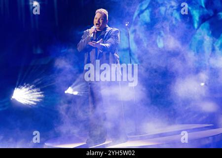 Colonia, Germania. 9 novembre 2024. Christian Jährig è sul palco della finale del casting RTL 'Deutschland sucht den Superstar' al Coloneum. Crediti: Rolf Vennenbernd/dpa/Alamy Live News Foto Stock