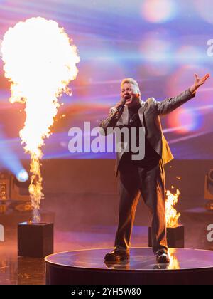 Colonia, Germania. 9 novembre 2024. Christian Jährig è sul palco della finale del casting RTL 'Deutschland sucht den Superstar' al Coloneum. Crediti: Rolf Vennenbernd/dpa/Alamy Live News Foto Stock