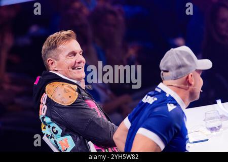 Colonia, Germania. 9 novembre 2024. Pietro Lombardi (r) e i membri della giuria di Dieter Bohlen siedono al banco della giuria nella finale del casting RTL 'Deutschland sucht den Superstar' nel Coloneum. Crediti: Rolf Vennenbernd/dpa/Alamy Live News Foto Stock