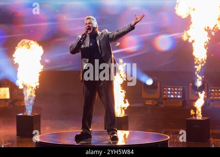 Colonia, Germania. 9 novembre 2024. Christian Jährig è sul palco della finale del casting RTL 'Deutschland sucht den Superstar' al Coloneum. Crediti: Rolf Vennenbernd/dpa/Alamy Live News Foto Stock