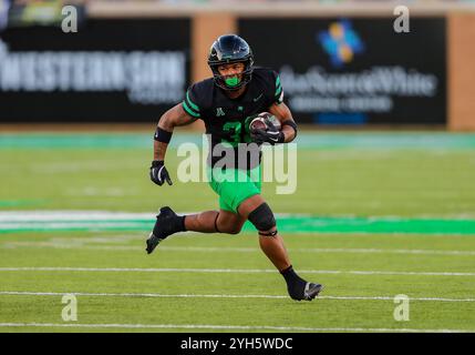 9 novembre 2024: Il running back North Texas Mean Green Makenzie McGill II (38) corre con la palla durante la seconda metà della partita di football NCAA tra Army e University of North Texas allo stadio DATCU di Denton, Texas. Ron Lane/CSM Foto Stock