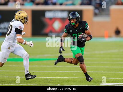 9 novembre 2024: Il running back North Texas Mean Green Makenzie McGill II (38) corre con la palla durante la seconda metà della partita di football NCAA tra Army e University of North Texas allo stadio DATCU di Denton, Texas. Ron Lane/CSM Foto Stock