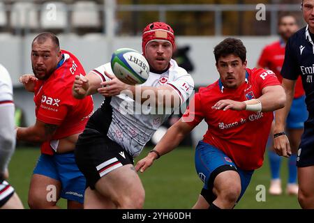 Bucarest, Romania. 9 novembre 2024. Il canadese Andrew Quattrin (C) affronta il Cile Javier Carrasco (L) e Augusto Bohme durante una partita internazionale di test di rugby tra Canada e Cile allo stadio Arcul de Triumf di Bucarest, Romania, 9 novembre 2024. Crediti: Cristian Cristel/Xinhua/Alamy Live News Foto Stock