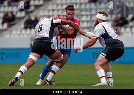 Bucarest, Romania. 9 novembre 2024. Inaki Ayarza (C) del Cile affronta Mason Flesch (L) e Conor Young durante una partita internazionale di test di rugby tra Canada e Cile allo stadio Arcul de Triumf di Bucarest, Romania, 9 novembre 2024. Crediti: Cristian Cristel/Xinhua/Alamy Live News Foto Stock