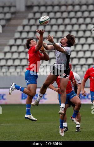 Bucarest, Romania. 9 novembre 2024. Santiago Videla (L) del Cile affronta Andrew Coe (R, TOP) durante una partita internazionale di test di rugby tra Canada e Cile allo stadio Arcul de Triumf di Bucarest, Romania, 9 novembre 2024. Crediti: Cristian Cristel/Xinhua/Alamy Live News Foto Stock