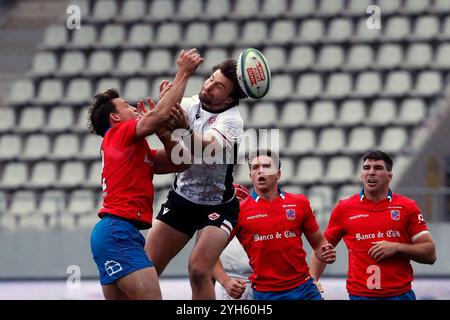 Bucarest, Romania. 9 novembre 2024. Santiago Videla del Cile (1° L) affronta Andrew Coe (2° L) durante una partita internazionale di test di rugby tra Canada e Cile allo stadio Arcul de Triumf di Bucarest, Romania, 9 novembre 2024. Crediti: Cristian Cristel/Xinhua/Alamy Live News Foto Stock