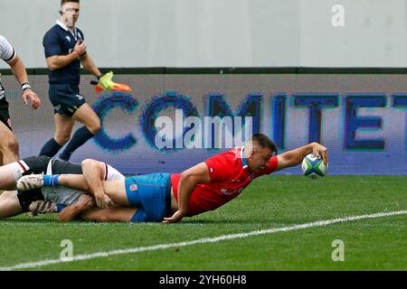 Bucarest, Romania. 9 novembre 2024. Raimundo Martinez (R) del Cile segna una meta durante una partita internazionale di test di rugby tra Canada e Cile allo stadio Arcul de Triumf di Bucarest, Romania, 9 novembre 2024. Crediti: Cristian Cristel/Xinhua/Alamy Live News Foto Stock