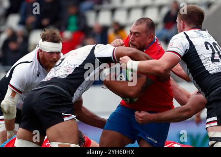 Bucarest, Romania. 9 novembre 2024. Il cileno Javier Carrasco (2° R) affronta Mason Flesch (2° L) e Sion Parry (1° R) durante una partita internazionale di test di rugby tra Canada e Cile allo stadio Arcul de Triumf di Bucarest, Romania, 9 novembre 2024. Crediti: Cristian Cristel/Xinhua/Alamy Live News Foto Stock